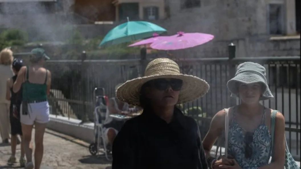Τουρίστες – Καύσωνας: TikToker εξηγεί γιατί οι Κορεάτες κυκλοφορούν με ομπρέλες και μακρυμάνικα 22456542 1 A1aJL1ge06CpWNkn