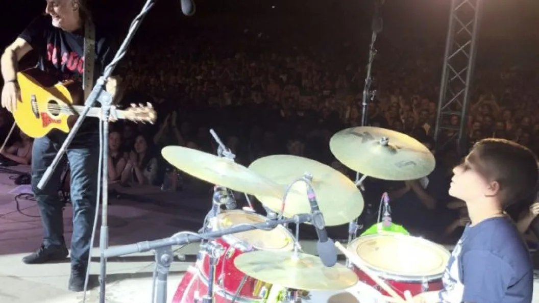 Συναυλία - Πυξ Λαξ: Αποθέωση για τον 11χρονο Δημήτρη που έπαιξε ντραμς - Ποιος είναι ο ταλαντούχος ντράμερ 22456577 1 dJo4Oy6XVEc4NpKb