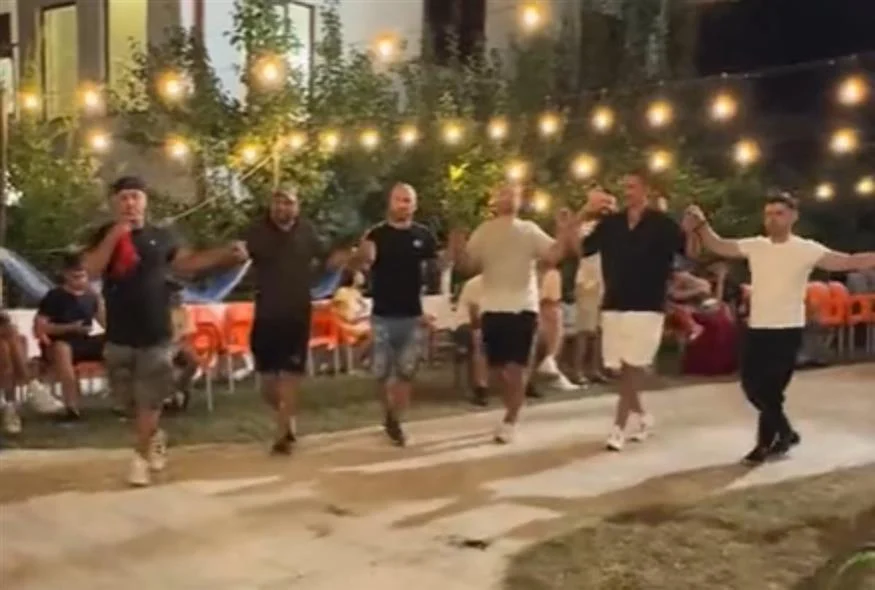 Παρέα Αλβανών χόρεψαν συρτό το «Beat it» του Michael Jackson (VIDEO) 26d323f7 4b63 4e74 a974 481ba0846503 YBg4varw27FMWo5b