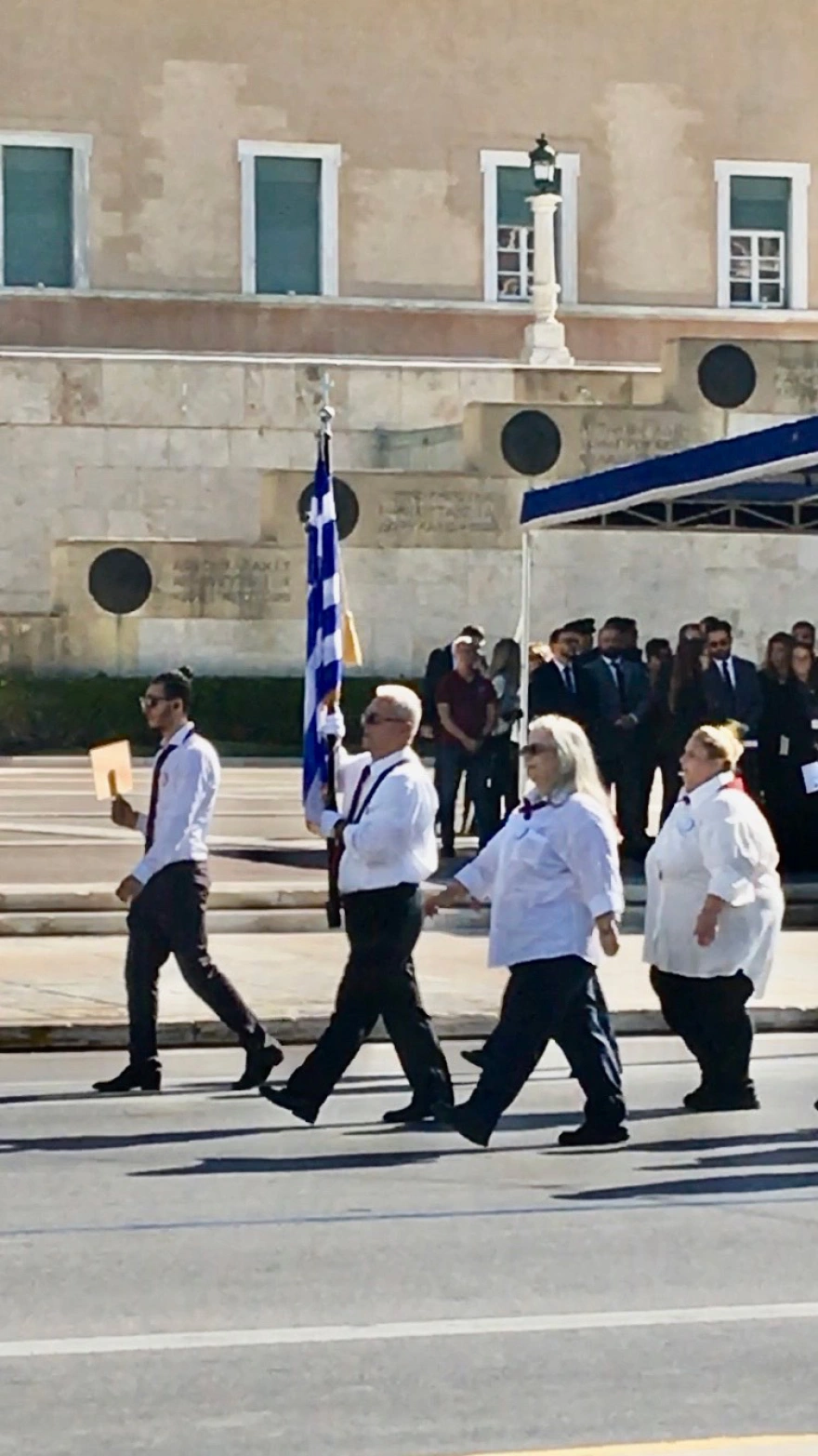 Ο 80χρονος μαθητής που έγινε σημαιοφόρος στην Αθήνα 28h parelash 3 .jpg YD066Ry7eRsbvEb8
