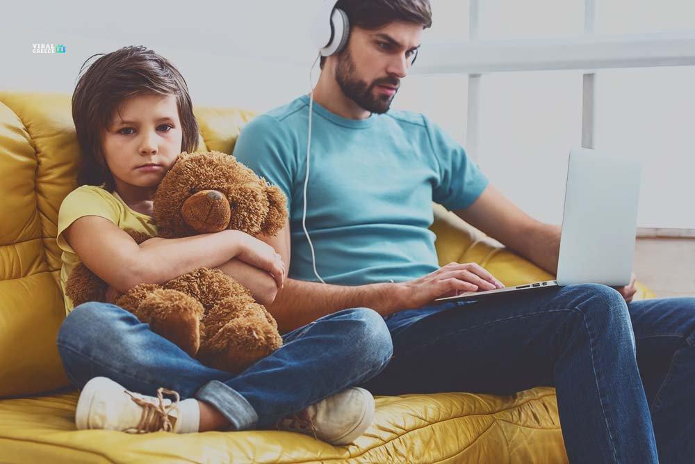 bad dad ignores young child Yyv7y1v49EiR6y6Q