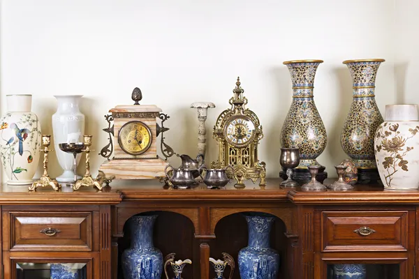 depositphotos_27909191-stock-photo-antique-vases-and-clocks-YrDNao1xp3hO3XKj