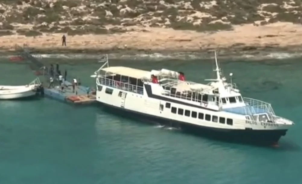 Επέστρεψε η πλωτή εξέδρα μετά τις κωμικοτραγικές εικόνες από την παραλία Μπάλο Χανίων με τουρίστες να αποβιβάζονται στο νερό eksedra mpalos xania1