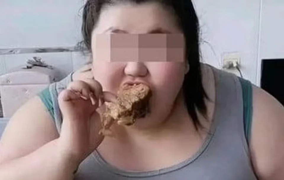 24χρονη Κινέζα έσκασε από το πολύ φαγητό και πέθανε kineza troe kotompoukiess.jpg