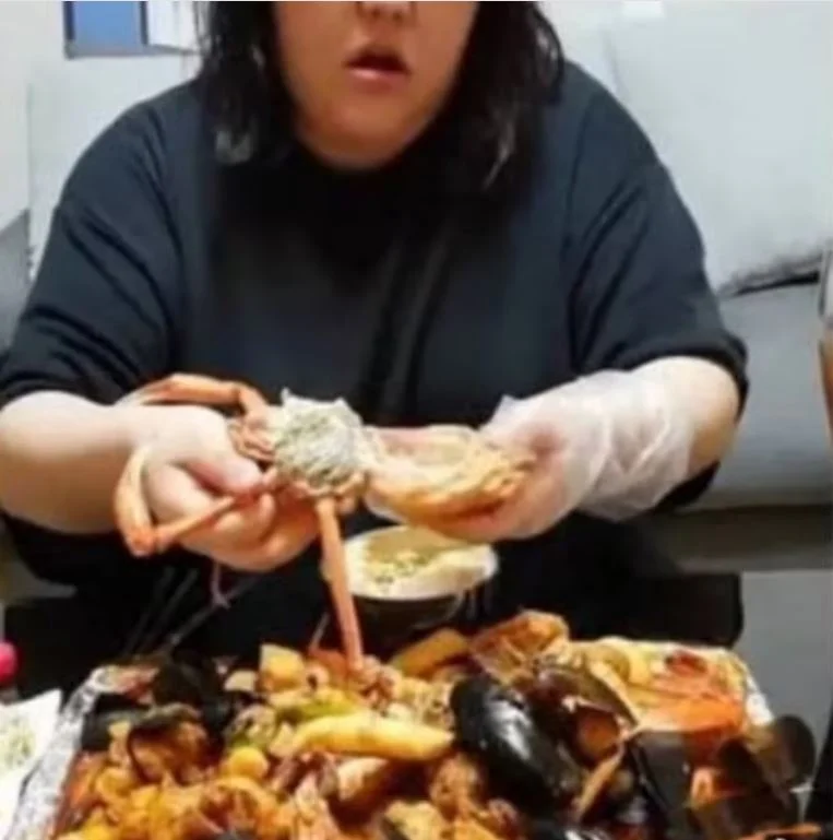 24χρονη Κινέζα έσκασε από το πολύ φαγητό και πέθανε kineza troei astako.jpg YD04jZWZLpSBa0a3