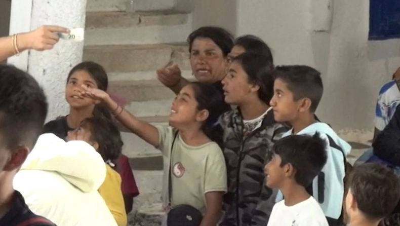 Ζευγάρι τουριστών στη Μύκονο μοίρασε λεφτά σε ανήλικους ρομά mnn