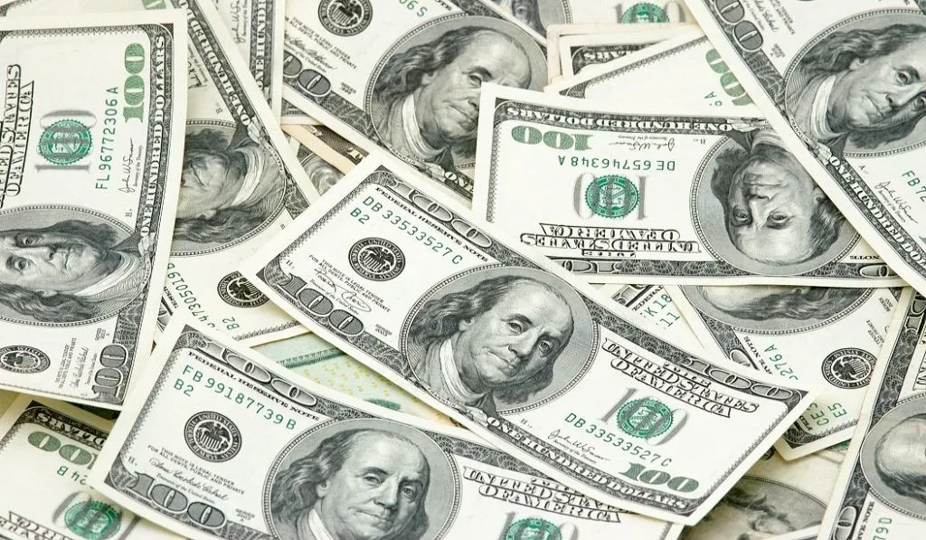 Έπεσε για ύπνο και όταν ξύπνησε είχε 89 εκατομμύρια στον λογαριασμό του money 2 1024x597