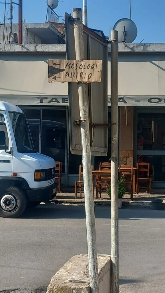 Μεσολόγγι: Η χάρτινη πινακίδα που κατευθύνει σε άψογα greeklish τους οδηγούς pinakida