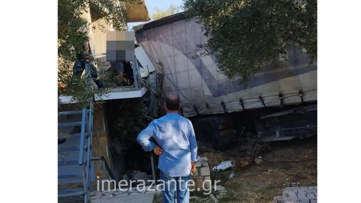 Ζάκυνθος: Φορτηγό ξέφυγε της πορείας του και έπεσε σε σπίτι troxaio zakinthos2