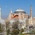 Σπουδαστές της Σχολής Ικάρων άνοιξαν ελληνικές σημαίες στην Αγιά Σοφιά