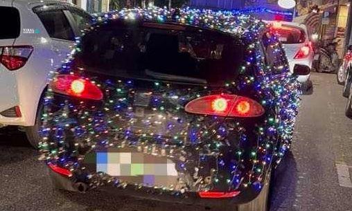 Ο Αγρινιώτης που φώτισε τους δρόμους: 2.400 λαμπάκια σε ένα ΙΧ! 1aaa1a95-agrinio-aftokinito-lampakia