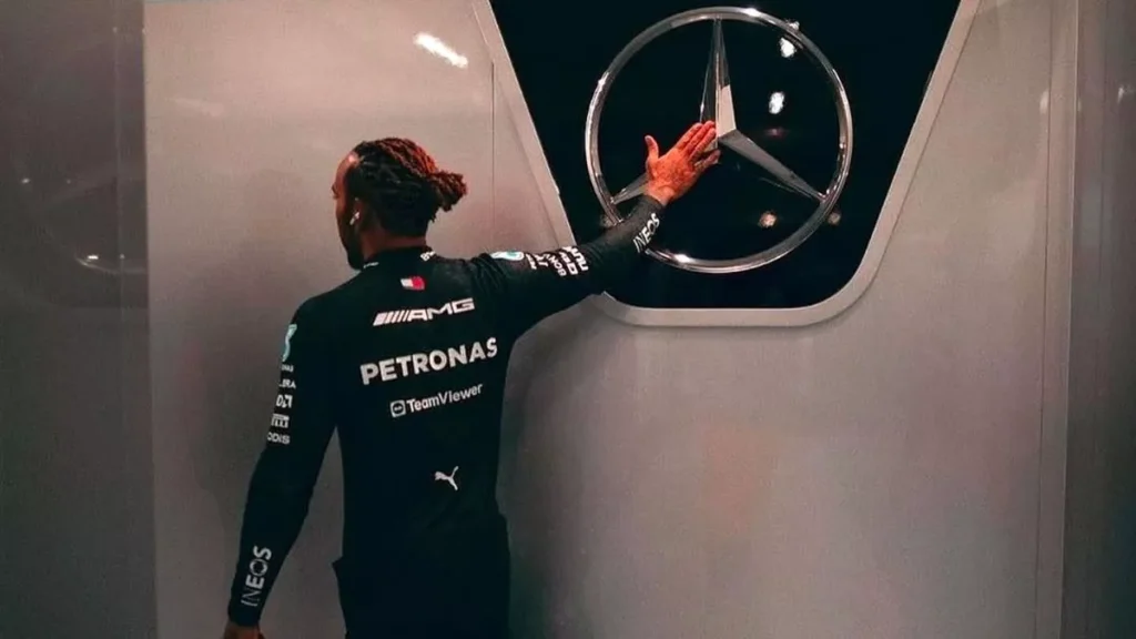 Λιούις Χάμιλτον: Ένα συγκινητικό αντίο στη Mercedes και νέα αρχή με τη Ferrari (VIDEO)