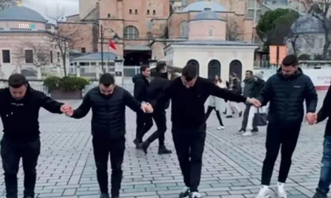 Κρητικοί χορεύουν συρτό έξω από την Αγία Σοφία και συγκινούν το διαδίκτυο