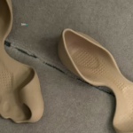 Τα «παπούτσια» της Balenciaga με τιμή 450$ που προκαλούν θύελλα αντιδράσεων!