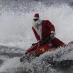 Βραζιλία: Ο Άγιος Βασίλης εμφανίστηκε με τζετ σκι για να μοιράσει δώρα Βραζιλία: Ο Άγιος Βασίλης εμφανίστηκε με τζετ σκι για να μοιράσει δώρα