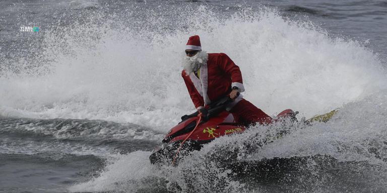 Βραζιλία: Ο Άγιος Βασίλης εμφανίστηκε με τζετ σκι για να μοιράσει δώρα