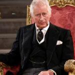Ο βασιλιάς Κάρολος αστειεύεται για την υγεία του: «Είμαι ακόμα ζωντανός»
