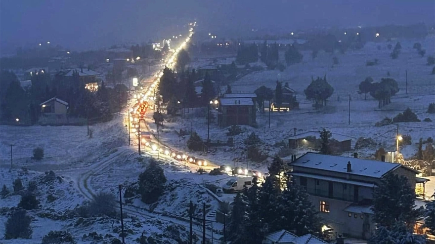 Χάος στην Αράχωβα: Ακινητοποιημένα ηλεκτρικά οχήματα προκάλεσαν κυκλοφοριακό κομφούζιο