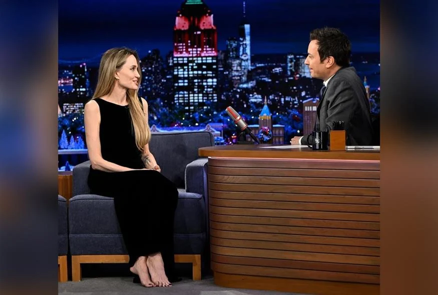 Angelina Jolie: Εμφανίστηκε ξυπόλυτη στο πλατό τηλεοπτικής εκπομπής