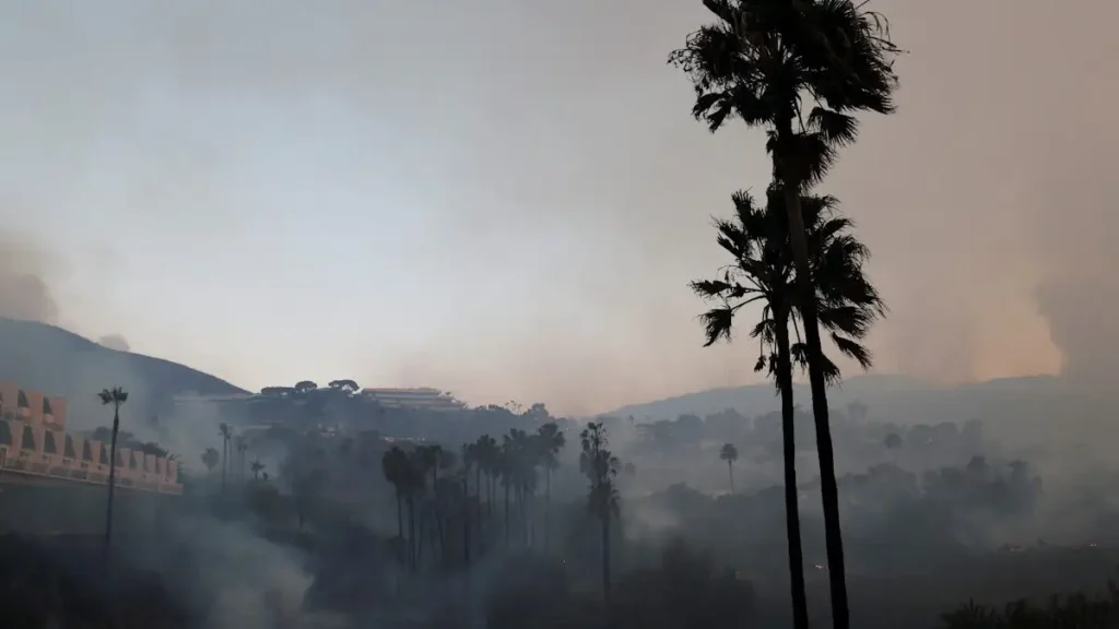 Φωτιά στο Μαλιμπού: Εκκενώνονται περιοχές λόγω της ραγδαίας εξάπλωσης