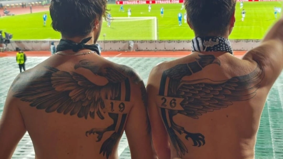 ΠΑΟΚτζήδες έκαναν μισό-μισό τον δικέφαλο στις πλάτες τους paok-tattoo
