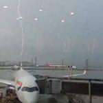 Η στιγμή που κεραυνός χτυπά αεροπλάνο στο αεροδρόμιο της Βραζιλίας ( VIDEO )