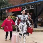 Νεαρή ντύνεται και φέρεται σαν ρομπότ  στην Κίνα (  VIDEO )