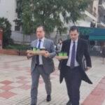 Ο Άδωνις Γεωργιάδης μπήκε με κλειδαρά σε φαρμακείο του ΕΟΠΥΥ  και μάζεψε τις συνταγές των ασφαλισμένων