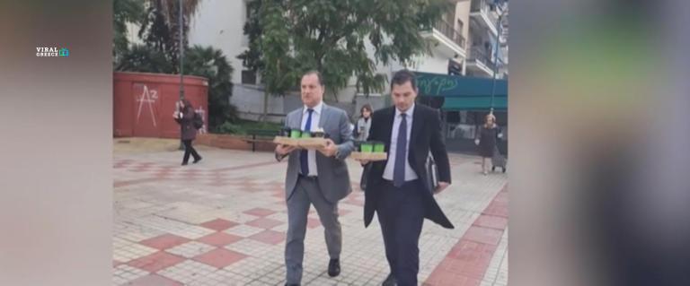 Ο Άδωνις Γεωργιάδης μπήκε με κλειδαρά σε φαρμακείο του ΕΟΠΥΥ και μάζεψε τις συνταγές των ασφαλισμένων AA1xzJTj.img