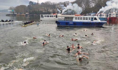 Θεοφάνεια στην Ήπειρο: Μια 12χρονη έπιασε τον Σταυρό στη λίμνη των Ιωαννίνων cb6d94e7-agiasmos-limni