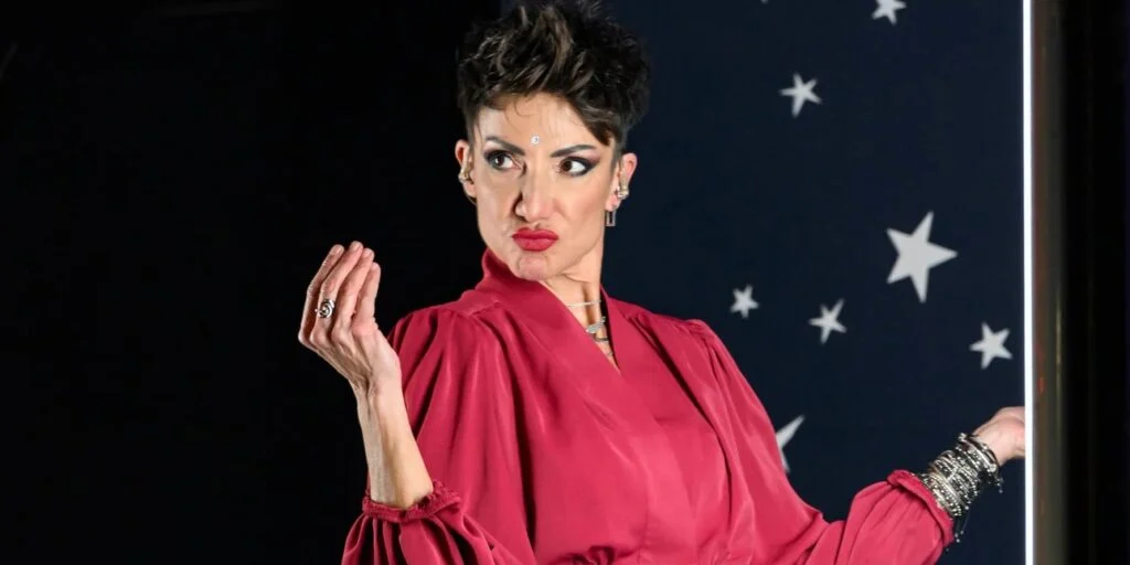 Σοφία Ρομπόλη: Η διερμηνέας της νοηματικής που έγινε viral στην αλλαγή χρόνου στο Σύνταγμα