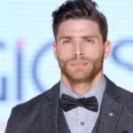 Γιώργος Μανίκας: Άρπαξε το σταυρό από παιδάκι για να τον δώσει στο γιο του στα Θεοφάνια ( VIDEO )