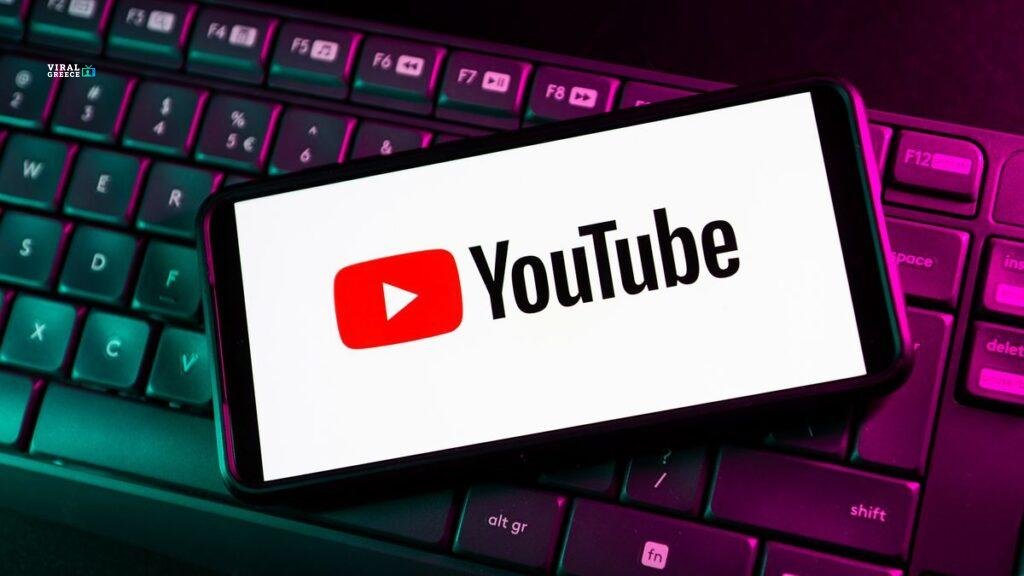 In this photo illustration a YouTube logo seen displayed on Viral Greece YouTubers πωλούν αδημοσίευτα βίντεο σε εταιρείες Τεχνητής Νοημοσύνης