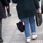 Θεσσαλονίκη: Γυναίκα περπατούσε με εσώρουχο κρεμασμένο στο μπουφάν της ( VIDEO ) Θεσσαλονίκη: Γυναίκα περπατούσε με εσώρουχο κρεμασμένο στο μπουφάν της ( VIDEO )