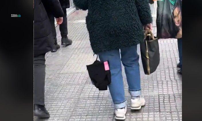 Θεσσαλονίκη: Γυναίκα περπατούσε με εσώρουχο κρεμασμένο στο μπουφάν της ( VIDEO )