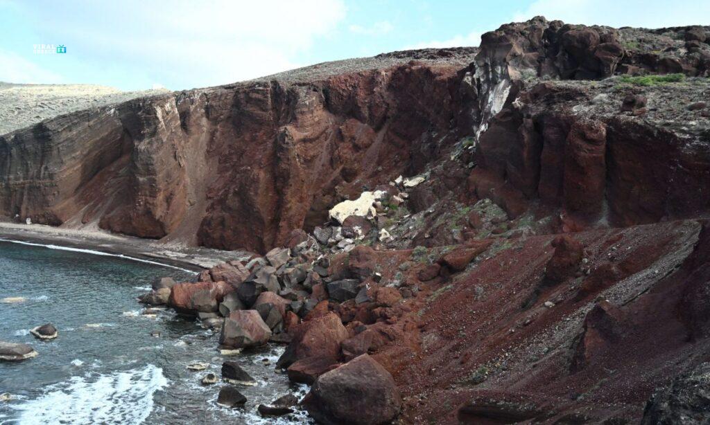 Σαντορίνη: Νέες φωτογραφίες από την Κόκκινη Παραλία μετά τις κατολισθήσεις