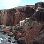 Σαντορίνη: Νέες φωτογραφίες από την Κόκκινη Παραλία μετά τις κατολισθήσεις