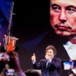 Έλον Μασκ: Εμφανίστηκε με αλυσοπρίονο για να “κόψει” τη γραφειοκρατία ( VIDEO )