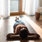 Floor Time: Γιατί οι χρήστες του TikTok ξαπλώνουν καθημερινά στο πάτωμα Floor Time: Γιατί οι χρήστες του TikTok ξαπλώνουν καθημερινά στο πάτωμα