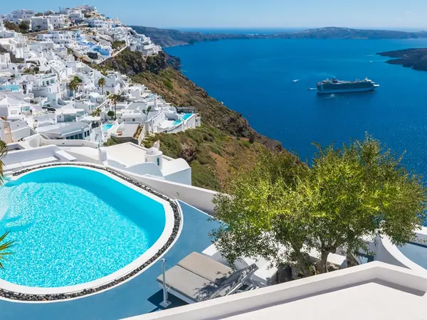 Σεισμοί στη Σαντορίνη: Γιατί ζητήθηκε από όλους στο νησί να αδειάσουν τις πισίνες