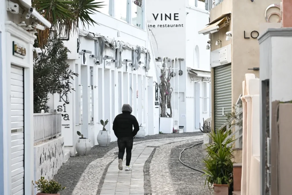Ερήμωσε η Σαντορίνη: Άδεια σοκάκια, κλειστά καταστήματα και σχολεία