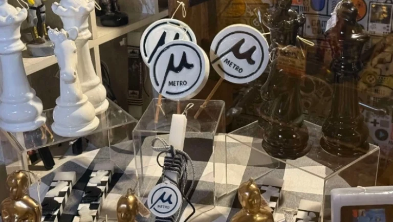 Η Θεσσαλονίκη σε Πασχαλινό Κλίμα: Η Λαμπάδα-Έκπληξη με το Μετρό 482722528_1029659022520820_6947845302162450988_n