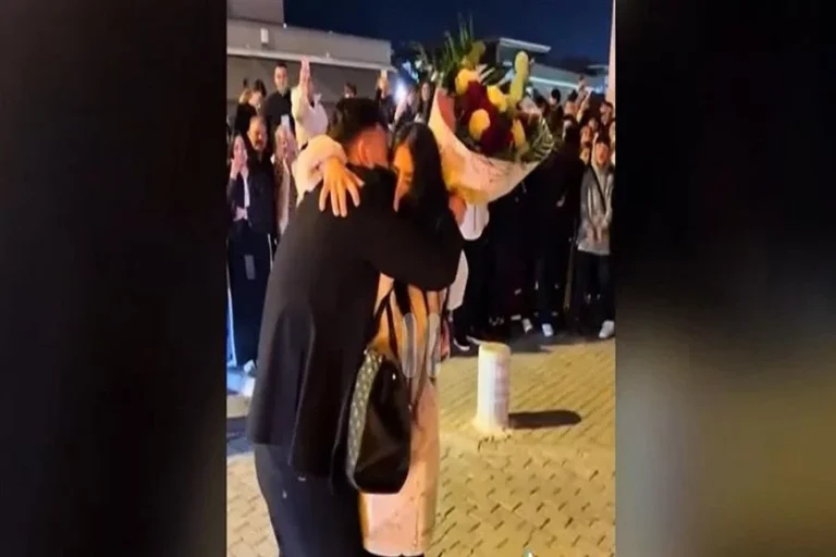 Θεσσαλονίκη: Εντυπωσιακή πρόταση γάμου με νταλίκες και πλήθος κόσμου ( VIDEO ) 76a79cef-5505-4709-b58b-63721791dd97