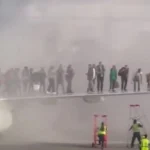 Αεροπλάνο έπιασε φωτιά μετά την προσγείωση – Οι επιβάτες περίμεναν στο φτερό να τους απομακρύνουν ( VIDEO )