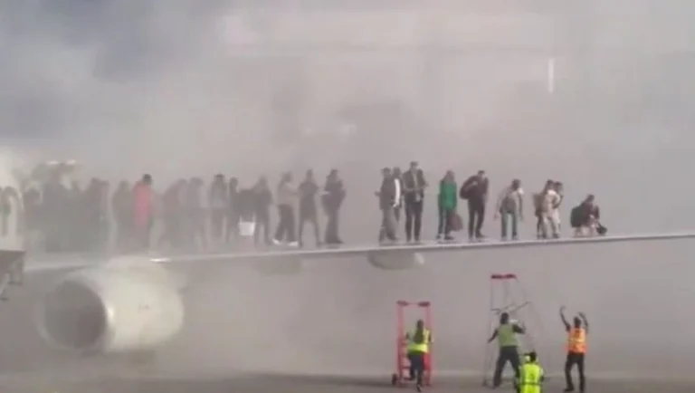 Αεροπλάνο έπιασε φωτιά μετά την προσγείωση - Οι επιβάτες περίμεναν στο φτερό να τους απομακρύνουν ( VIDEO ) aaaae