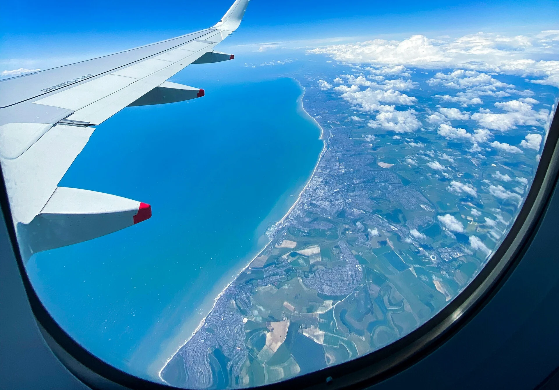 Χάος στον αέρα: Επιβάτης προσπάθησε να ανοίξει την έξοδο κινδύνου για να πάρει αέρα ( VIDEO ) aeroplano-theseis