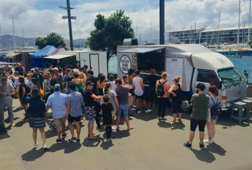 Η ελληνική γεύση κατακτά τη Νέα Ζηλανδία – Ουρές για ένα σουβλάκι από τα Greek Food Trucks