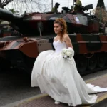 Νύφη «εισέβαλε» στην παρέλαση και έκλεψε τις εντυπώσεις!