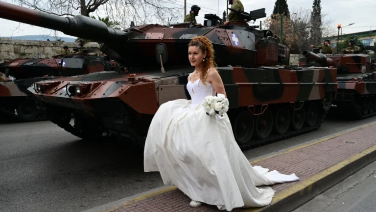 Νύφη «εισέβαλε» στην παρέλαση και έκλεψε τις εντυπώσεις! nufi-tanks