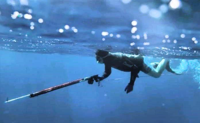 «Χαμένος» στον βυθό, βρέθηκε στο beach bar – Πρόστιμο 73.000€ σε 27χρονο ψαροντουφεκά psarontoufekas